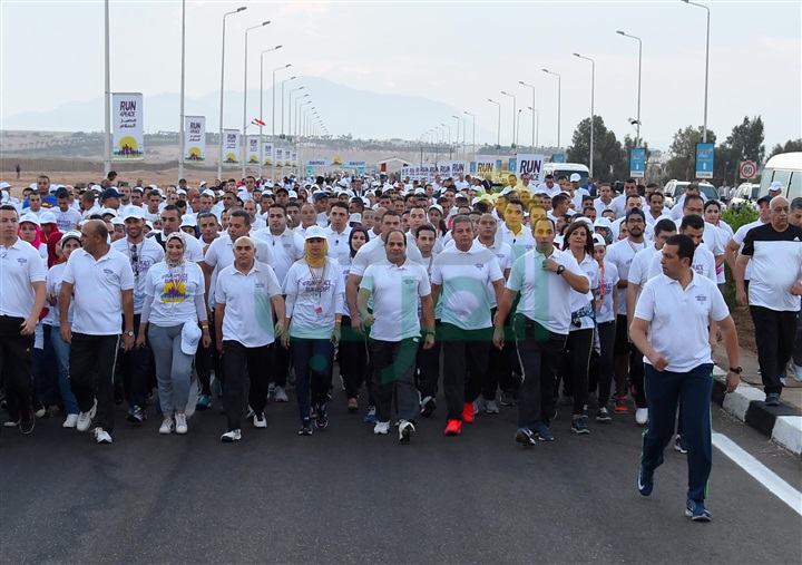 بالصور.. السيسي يشارك في "ماراثون السلام" بشرم الشيخ