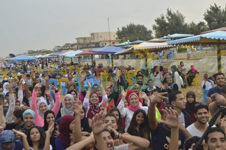 بالصور..طلاب جامعة القاهرة فى حفل غنائى على شواطئ "السخنة"