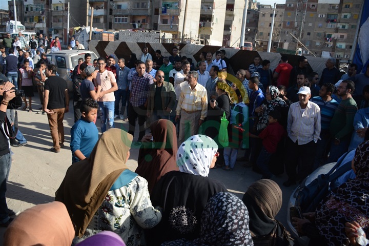 بالصور.. مراسم دفن الفنان محمود عبد العزيز بالاسكندريه