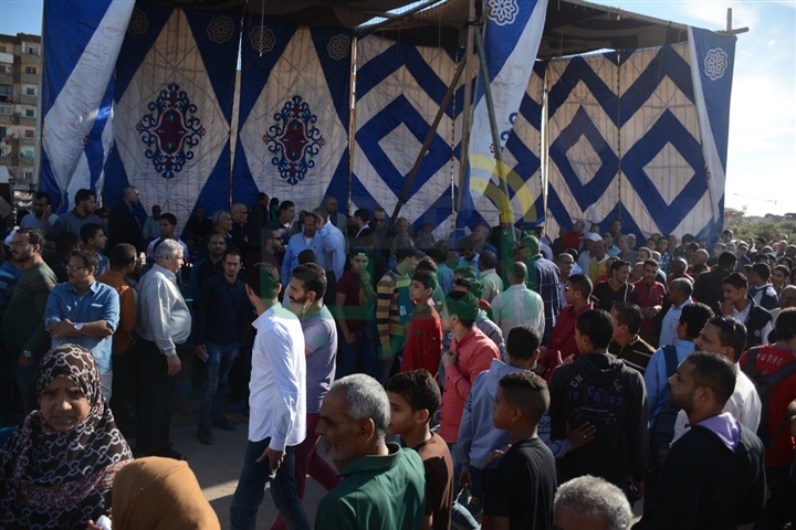 بالصور.. مراسم دفن الفنان محمود عبد العزيز بالاسكندريه