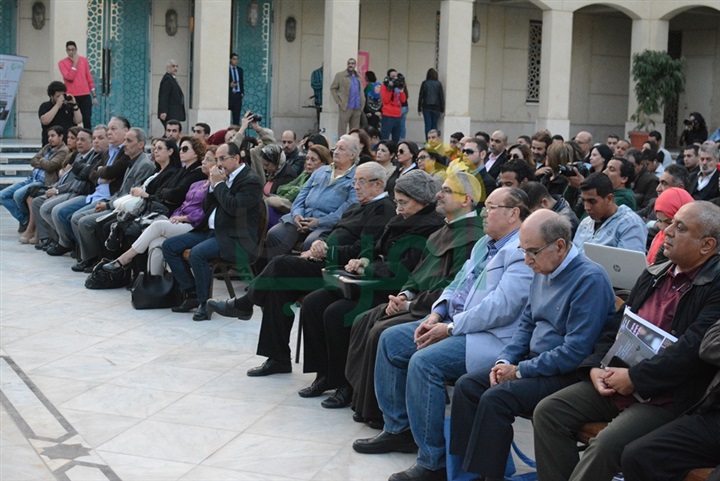  بالصور .. أمسيه حب محمود عبد العزيز بالمسرح الكشوف