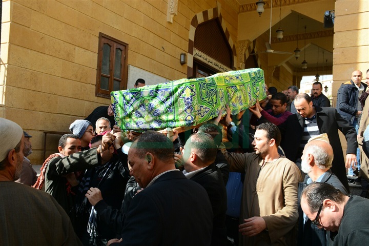 بالصور.. جنازة والدة الفنان أحمد عزمي