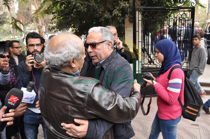 بالصور.. نجوم الإعلام والسياسة يشيعون جثمان الشاعر سيد حجاب