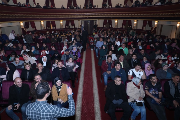 بالصور.. فرقة أشرف عبدالباقي تحتفل بالسنة الجديدة بمسرح الريحاني