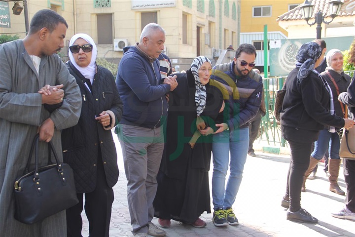 خروج جثمان كاميليا السادات بحضور الإبراشي من مسجد المصطفي بصلاح سالم