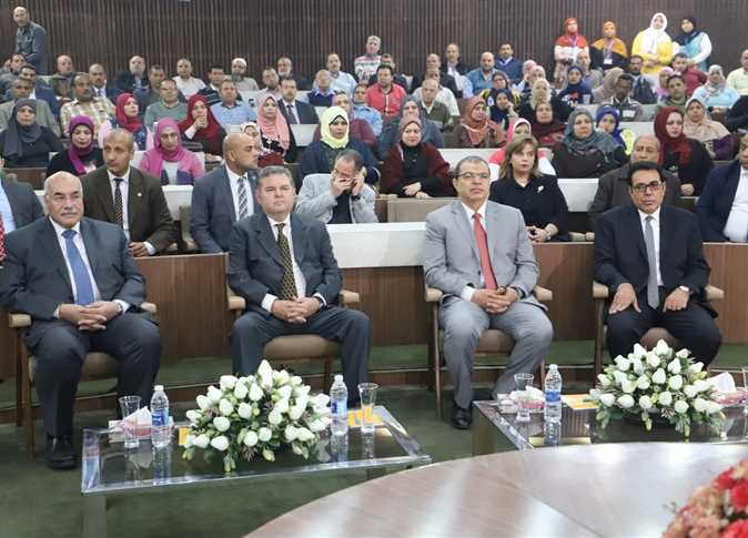 وزير قطاع الأعمال: مضاعفة أجور قطاع الغزل والنسيج بعد تطويره "صور"