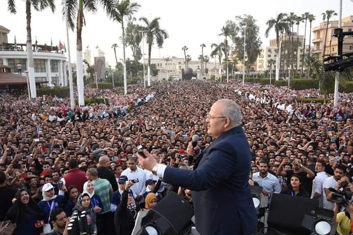 بحضور متعب ونجوم مسرح مصر.. حماقي يشعل حماس طلاب جامعة القاهرة بحفله الغنائي (صور)