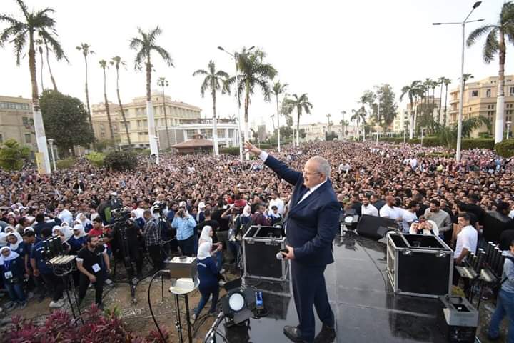 بحضور متعب ونجوم مسرح مصر.. حماقي يشعل حماس طلاب جامعة القاهرة بحفله الغنائي (صور)