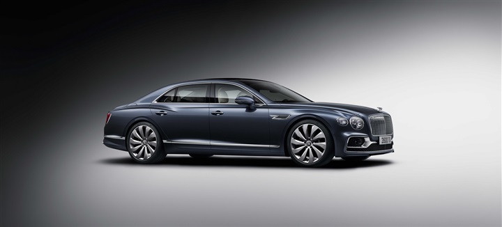 BENTLEY FLYING SPUR الجديدة كلّياً - سيارة سيدان رياضية تتلاقى مع مركبة ليموزين فاخرة