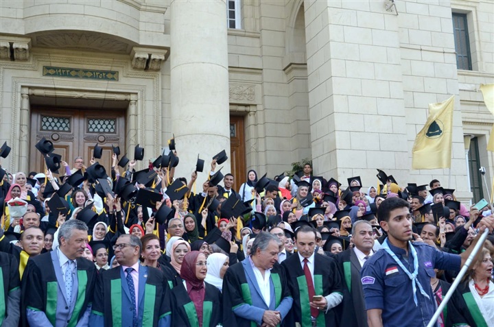 كلية الآداب جامعة القاهرة تكرم أبنائها في عيد الخريجين