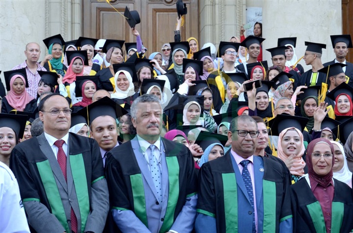 كلية الآداب جامعة القاهرة تكرم أبنائها في عيد الخريجين