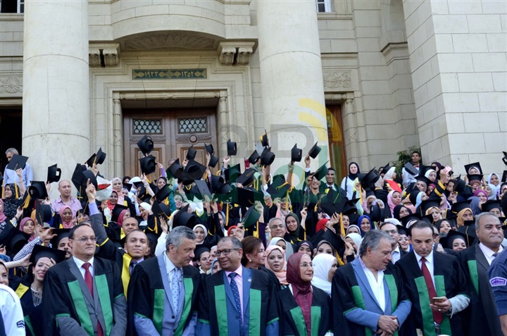 كلية الآداب جامعة القاهرة تكرم أبنائها في عيد الخريجين