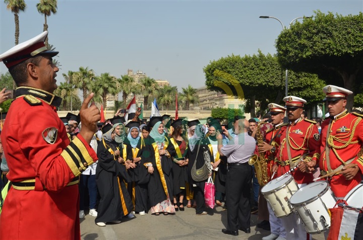 كلية الآداب جامعة القاهرة تكرم أبنائها في عيد الخريجين