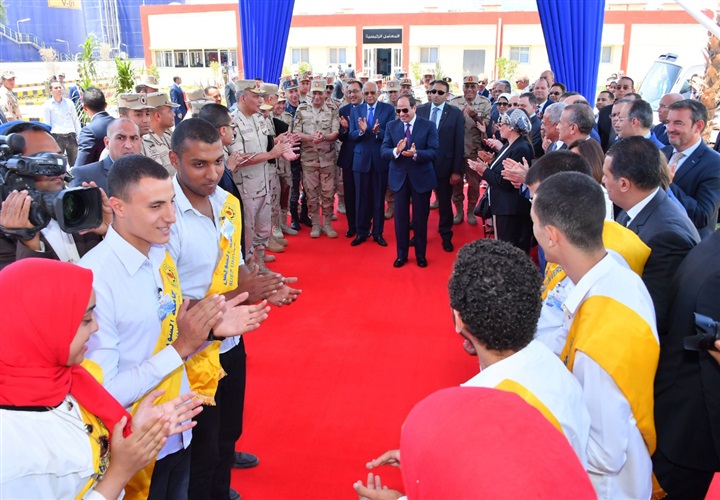 صور.. زيارة الرئيس السيسي لمصانع الأسمدة بالعين السخنة