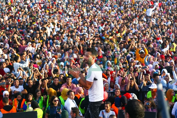 بالصور .. هيثم شاكر يتألق باضخم حفلات الجامعات بحضور تخطي ال ٧٠ الف من طلاب حلوان 