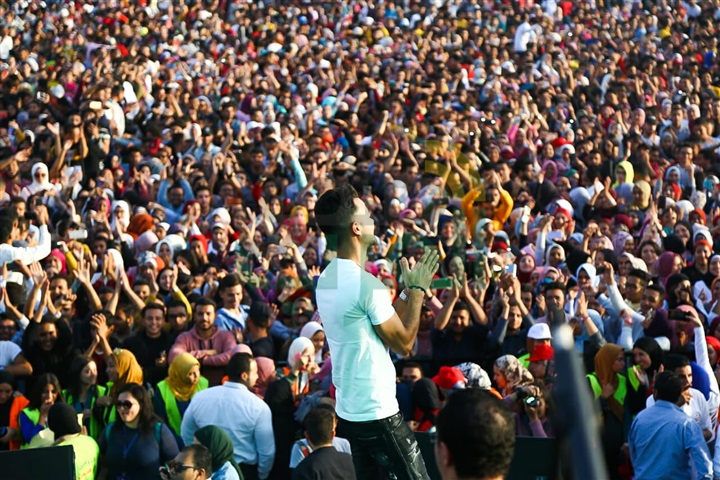 بالصور .. هيثم شاكر يتألق باضخم حفلات الجامعات بحضور تخطي ال ٧٠ الف من طلاب حلوان 