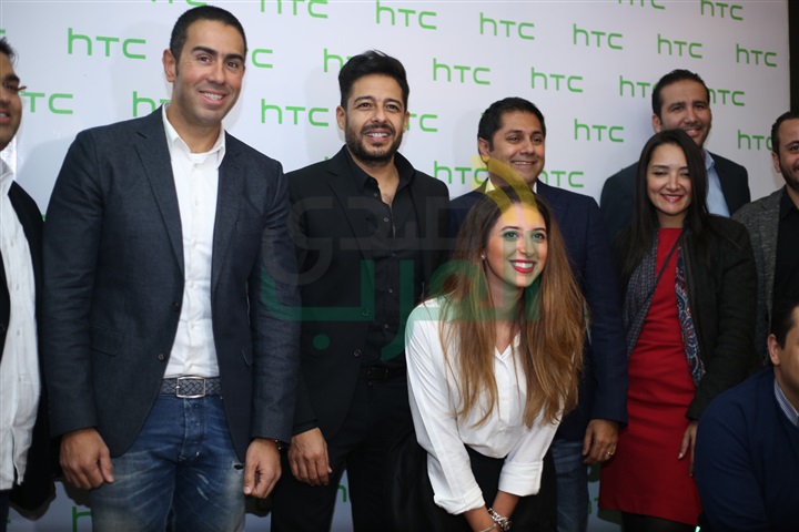 بالصور .. حماقي يشارك في حفل إطلاق هاتف HTC الجديد