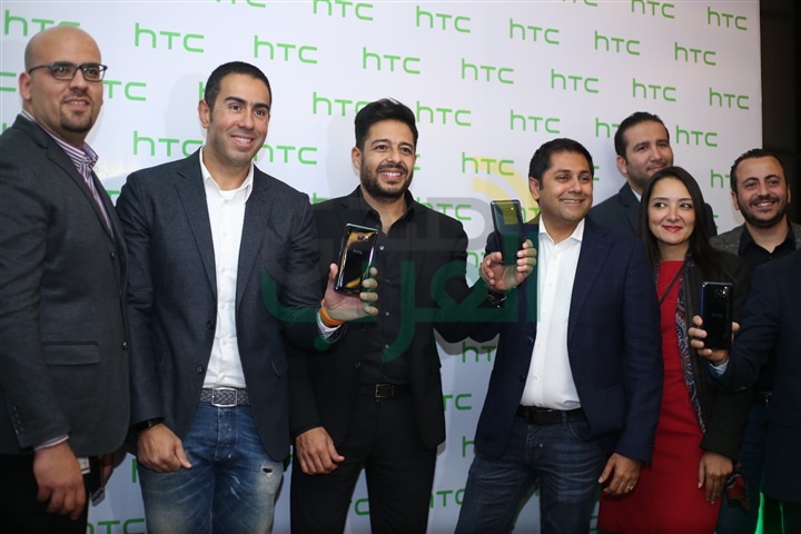 بالصور .. حماقي يشارك في حفل إطلاق هاتف HTC الجديد