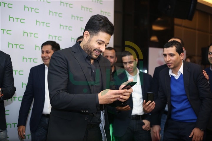 بالصور .. حماقي يشارك في حفل إطلاق هاتف HTC الجديد