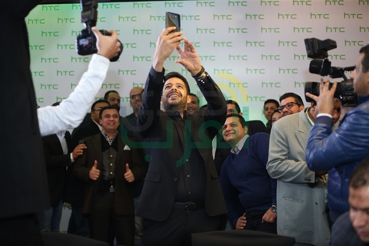 بالصور .. حماقي يشارك في حفل إطلاق هاتف HTC الجديد