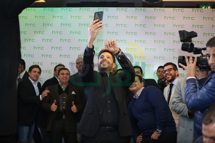 بالصور .. حماقي يشارك في حفل إطلاق هاتف HTC الجديد