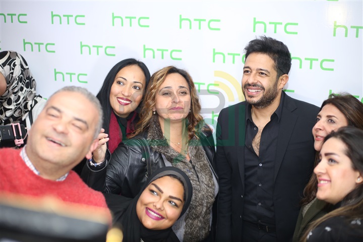 بالصور .. حماقي يشارك في حفل إطلاق هاتف HTC الجديد