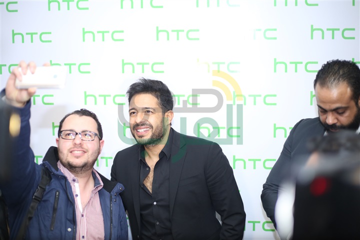 بالصور .. حماقي يشارك في حفل إطلاق هاتف HTC الجديد