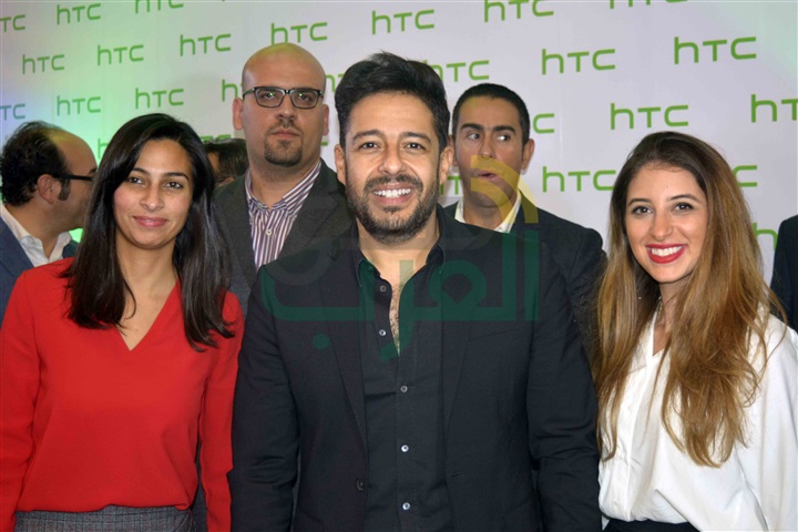 بالصور .. حماقي يشارك في حفل إطلاق هاتف HTC الجديد