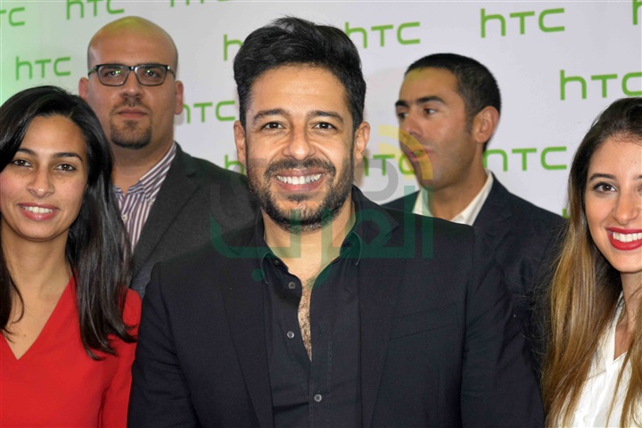 بالصور .. حماقي يشارك في حفل إطلاق هاتف HTC الجديد