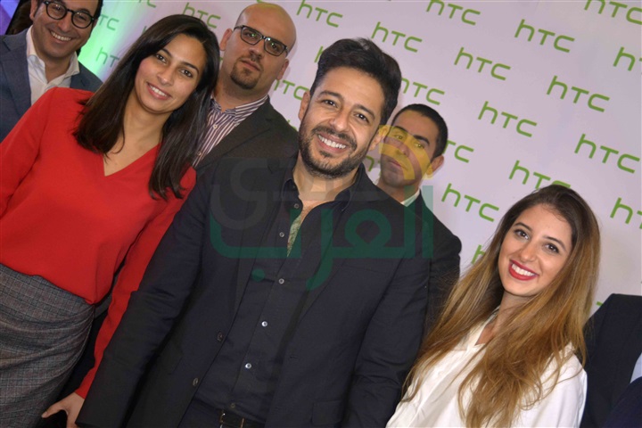 بالصور .. حماقي يشارك في حفل إطلاق هاتف HTC الجديد