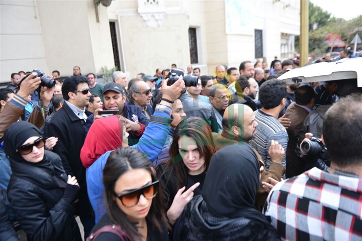 بالصور.. نجوم الفن يشيعون جنازة صلاح رشوان