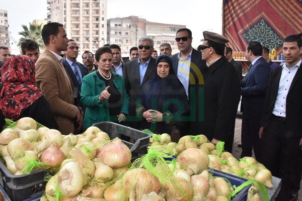 بالصور.. نادية عبده ومدير أمن البحيرة يتفقدان منافذ بيع السلع الغذائية بدمنهور