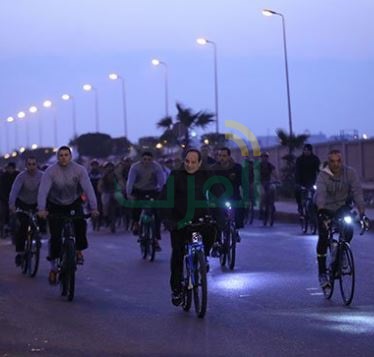 بالصور.. الرئيس السيسي يقود دراجته وسط طلاب أكاديمية الشرطة بالتجمع