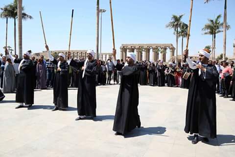 بالصور .. الفنون الشعبية المصرية تبهر الأجانب في الأقصر