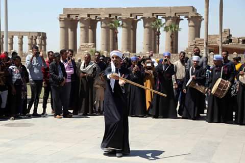 بالصور .. الفنون الشعبية المصرية تبهر الأجانب في الأقصر