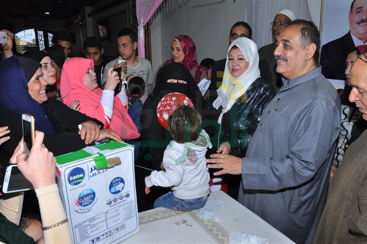 بالصور .. زين السادات يكرم عفاف شعيب والأمهات المثاليات فى حفل خيرى كبير بالمنوفية