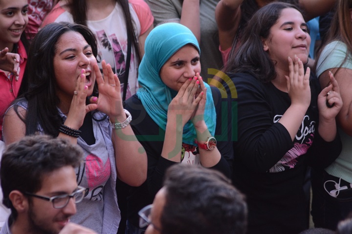 بالصور .. "بوي باند" يتألقون بحفلي "رمسيس كوليدج" و"دي لا سال" وسط الآلاف من الطلاب