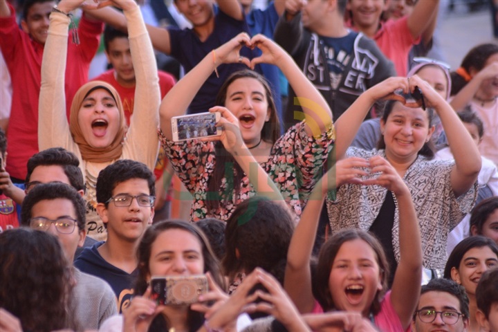 بالصور .. "بوي باند" يتألقون بحفلي "رمسيس كوليدج" و"دي لا سال" وسط الآلاف من الطلاب