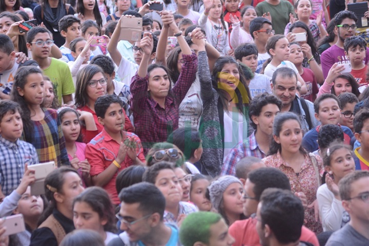 بالصور .. "بوي باند" يتألقون بحفلي "رمسيس كوليدج" و"دي لا سال" وسط الآلاف من الطلاب