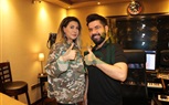 بالصور.. نوال الزغبي تسجل أغنية خليجية من لحن طلال 