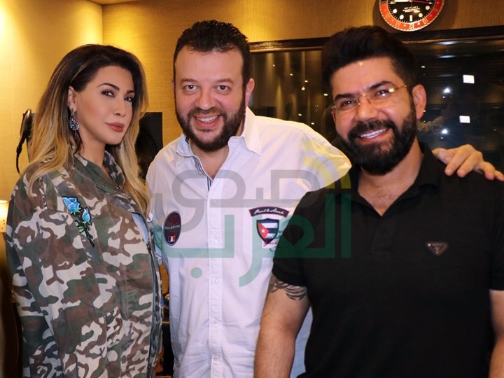 بالصور.. نوال الزغبي تسجل أغنية خليجية من لحن طلال 