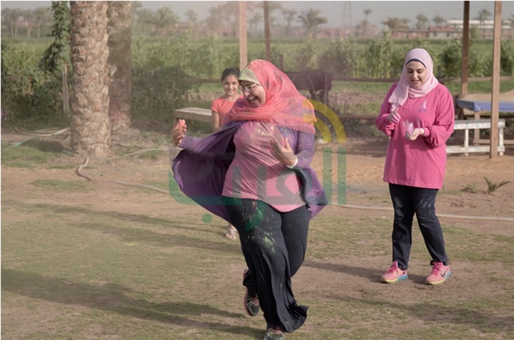 بالصور.. بالألوان والرسم مي عمر تلعب في يوم ترفيهي لمكافحه سرطان الثدي