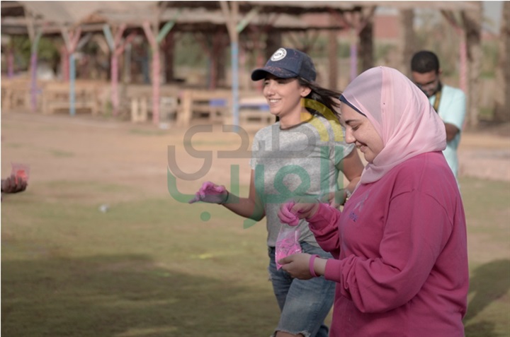 بالصور.. بالألوان والرسم مي عمر تلعب في يوم ترفيهي لمكافحه سرطان الثدي