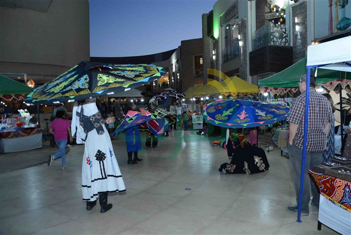 بالصور.. بازار" رمضان جانا بالخير ملانا" بحضور "سيدات المجتمع"