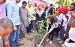 مبادرة 100 مليون شجرة.. محافظ أسيوط يصطحب طالبات المدرسة لزراعة شتلات الأشجار.. صور