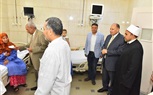 محافظ أسيوط يزور المستشفيات لتقديم التهنئة للمرضى بعيد الأضحى المبارك ويوزع عليهم الهدايا