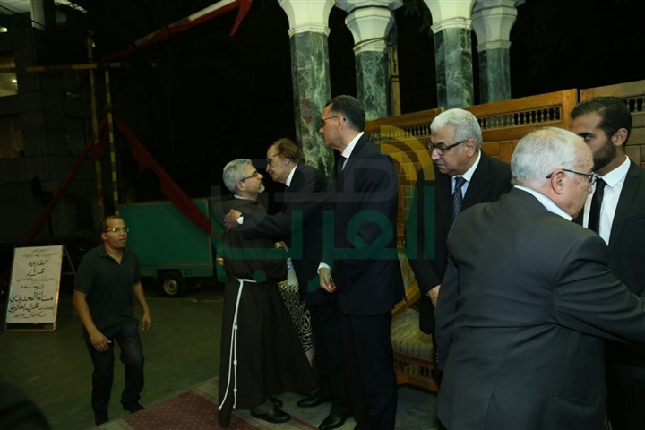 بالصور.. الفخراني أول حضور عزاء زوجه الفنان عزت العلايلي