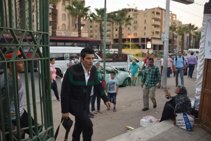 بالصور .. وصول باسم سمرة  لمسجد الصباح لتلقي العزاء في والده 