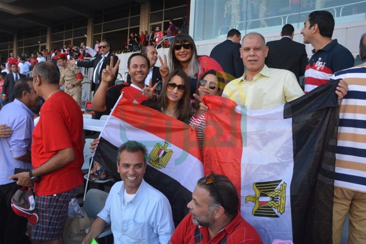 بالصور.. وزراء وفنانون وسياسيون يساندون منتخب مصر من المدرجات