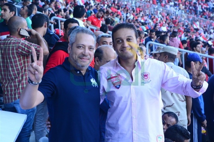 بالصور.. وزراء وفنانون وسياسيون يساندون منتخب مصر من المدرجات